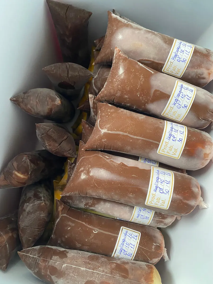 Geladinhos de morango com casquinha com etiquetas de produto, fabricação e validade
