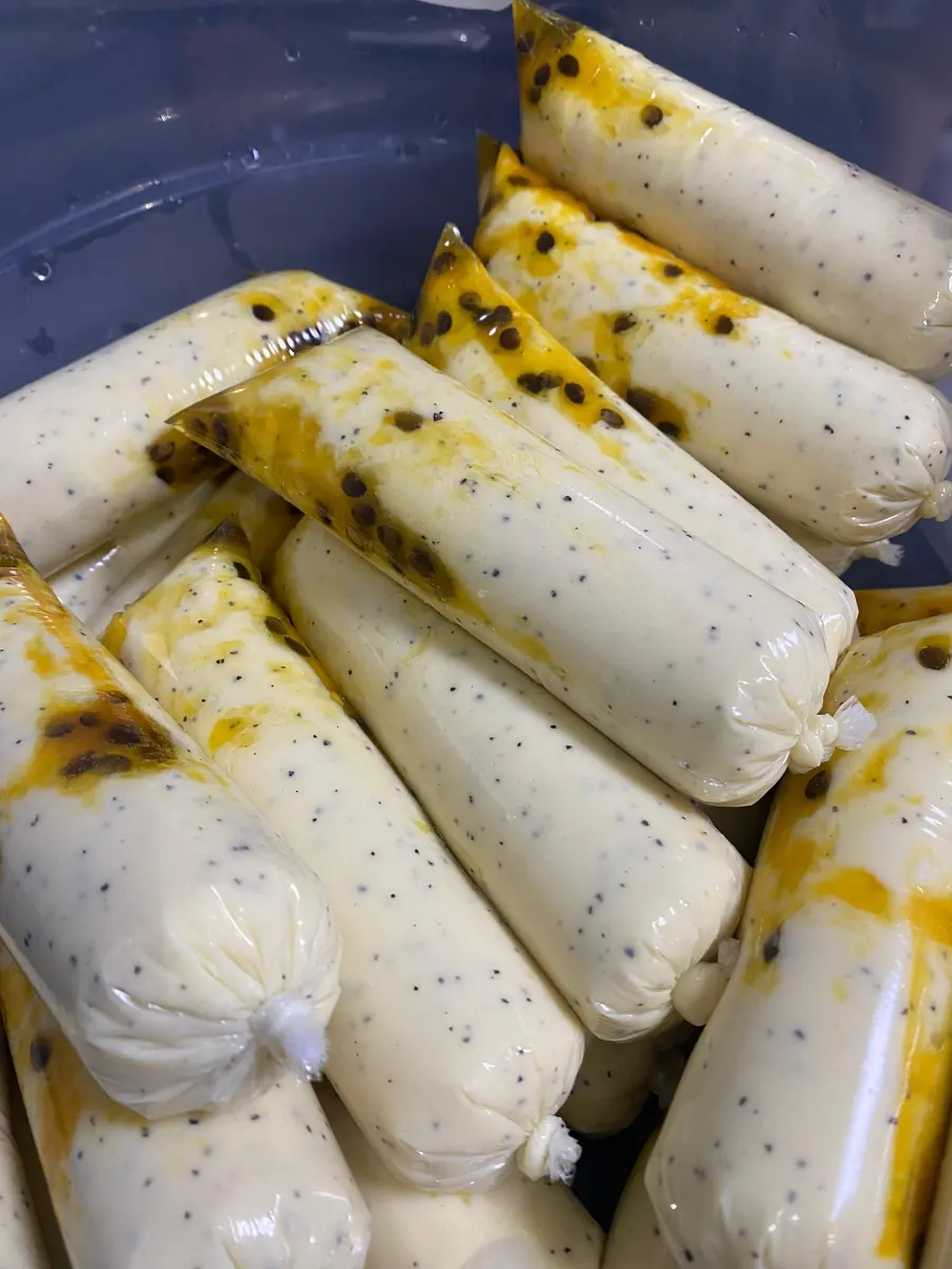 Geladinhos de mousse de maracujá com calda amarela e sementes