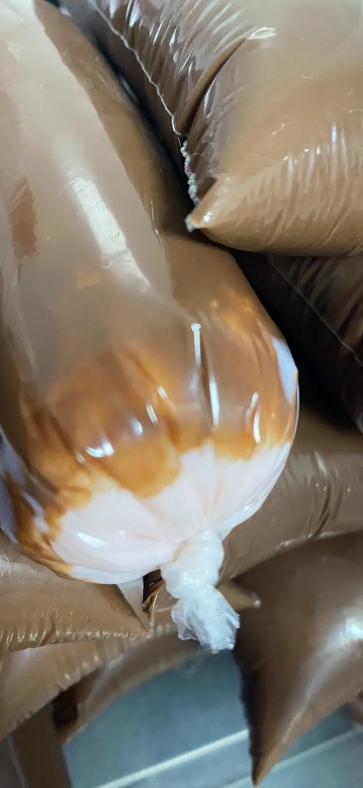 Detalhe do nó do saquinho de um geladinho de Ninho com casquinha