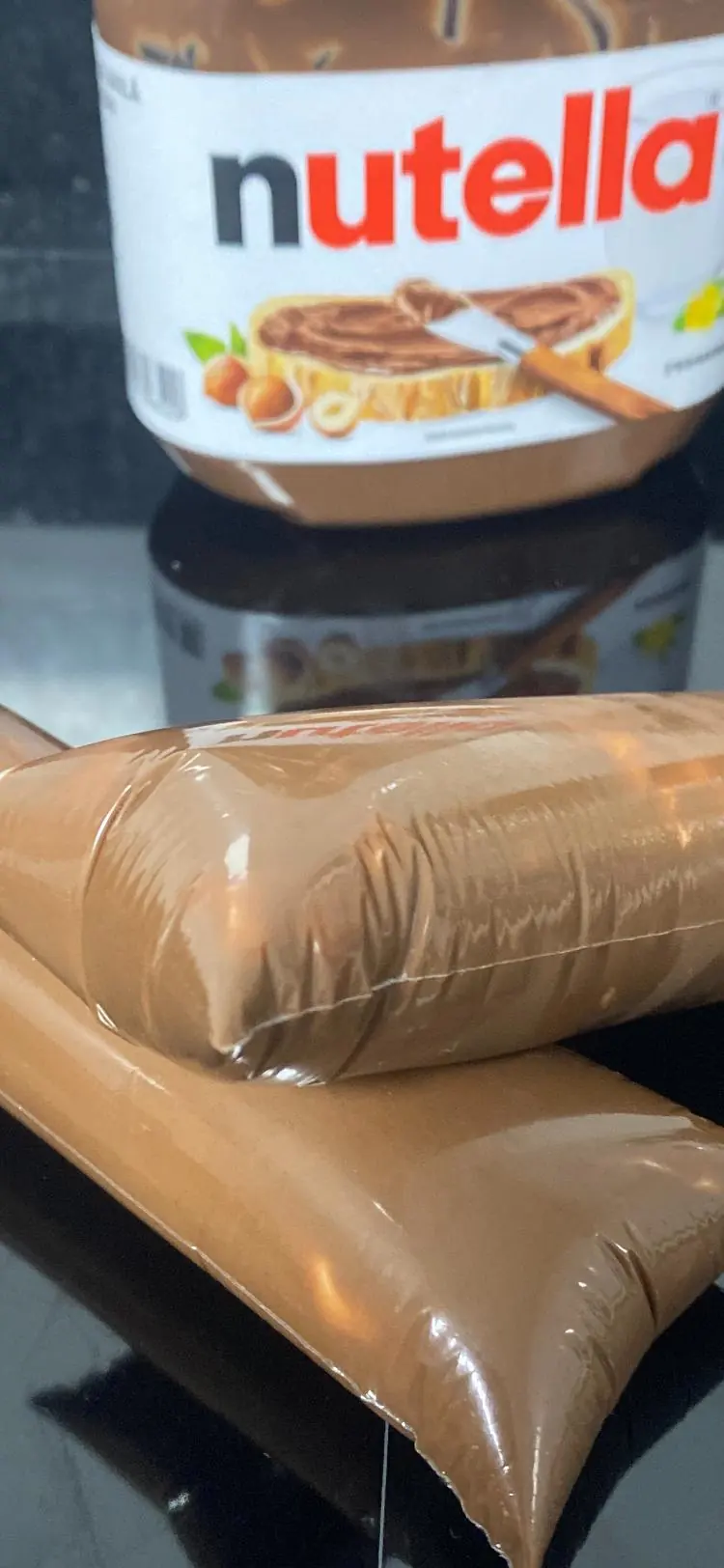Dois geladinhos de Nutella na frente do pote de Nutella